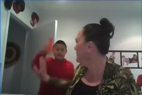 Intervista e ministres ndërpritet nga djali i saj, i cili hyn e tund një karotë të deformuar (VIDEO)