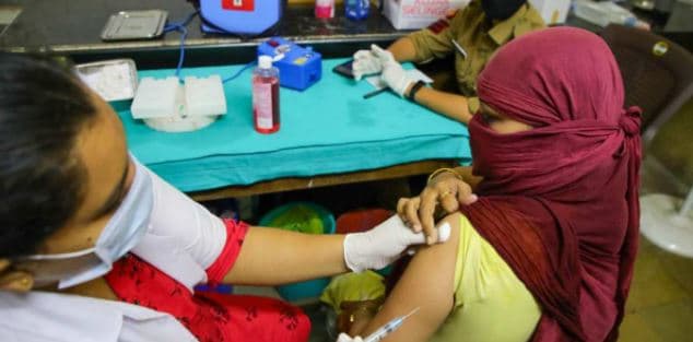 Studimi: Vaksina kundër COVID-19 sjellë përfitime për shëndetin mendor