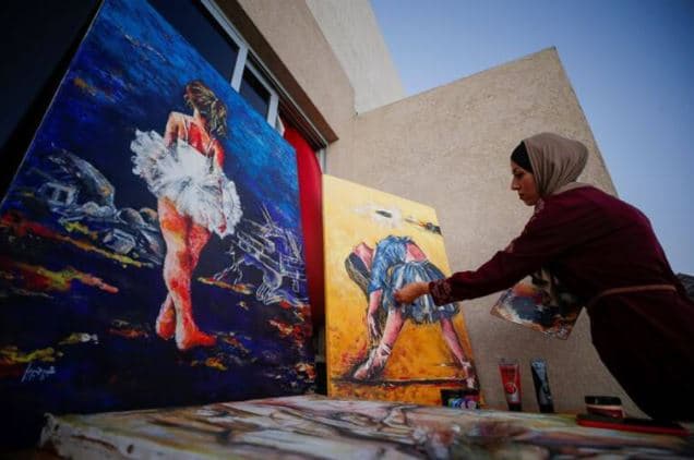 Artistja nga Gaza gërsheton bukurinë me dhimbjen në pikturat e saj të baletit