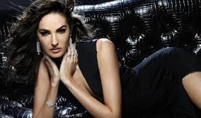 Emina Çunmulaj bëhet nënë për herë të tretë