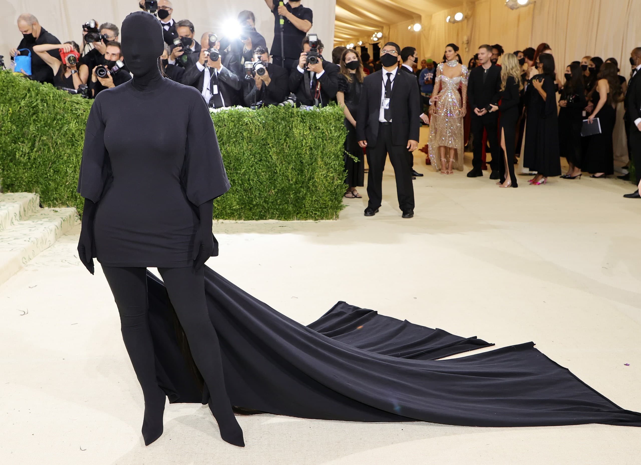 A u grimua Kim në Met Gala? - Çka fshihej poshtë maskës...