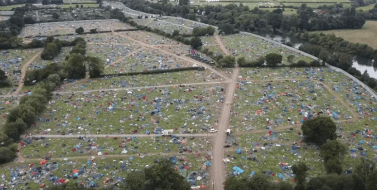 Vizitorët e Festivalit të Reading e braktisin vendin në bërllok (VIDEO)