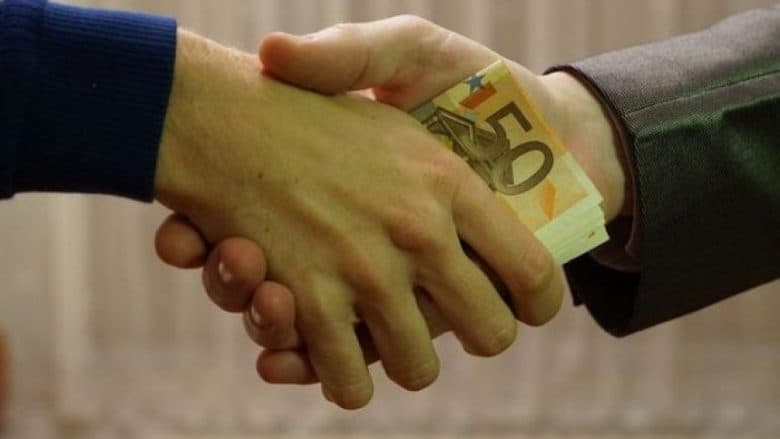Tre persona ndalohen në Ferizaj për korrupsion dhe falsifikim
