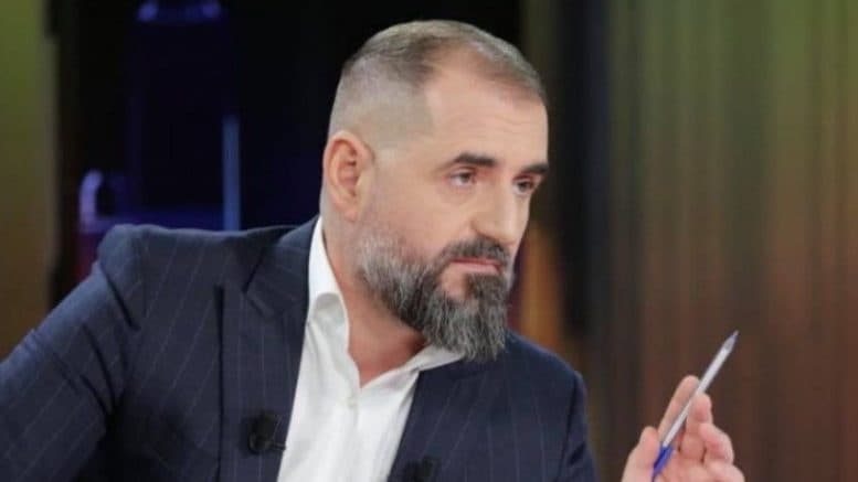 Ky djalë nuk resht së surprizuari