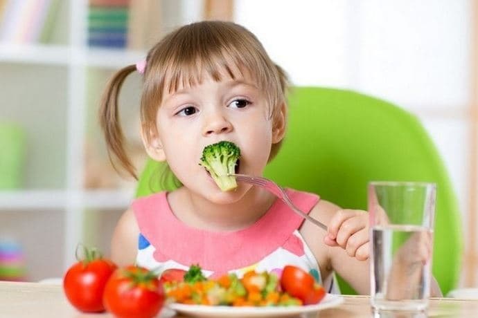 Fëmijët që hanë më shumë fruta dhe perime kanë shëndet më të mirë mendor
