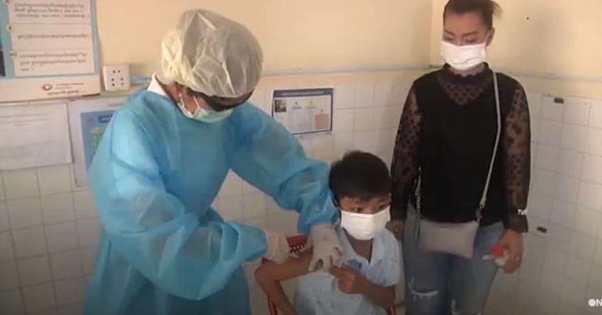 Kamboxhia vaksinon fëmijët e moshave 6 deri në 11 vjeç (VIDEO)