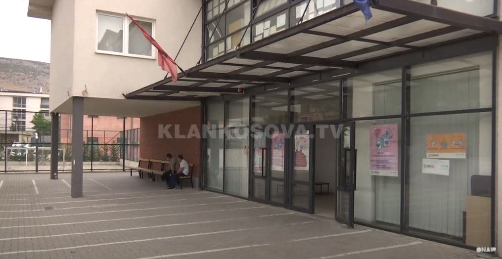 Ekipe mobile për të vaksinuar mësimdhënës në Rahovec (VIDEO)