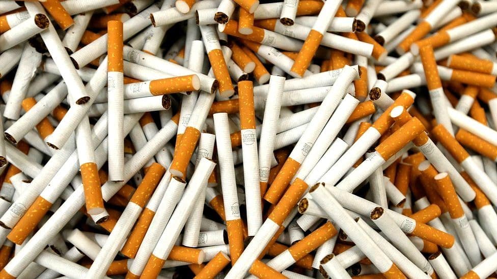 Kur pakot e cigareve duken njësoj, njerëzit priren të blejnë më pak