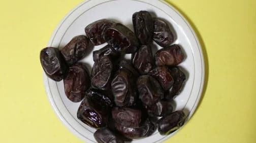 Disa përfitime të mahnitshme që vijnë nga ngrënia e hurmave gjatë dimrit