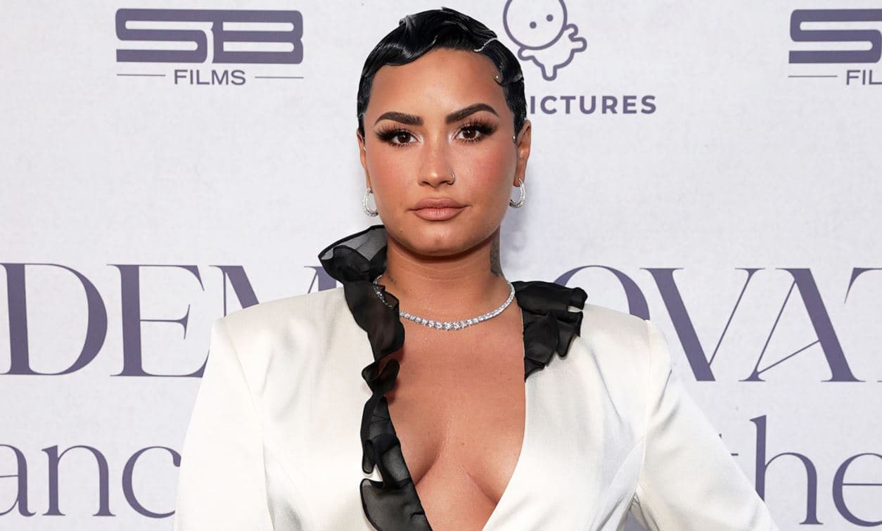Demi Lovato ia kushton këngën mikut që vdiq nga varësia e drogës (VIDEO)