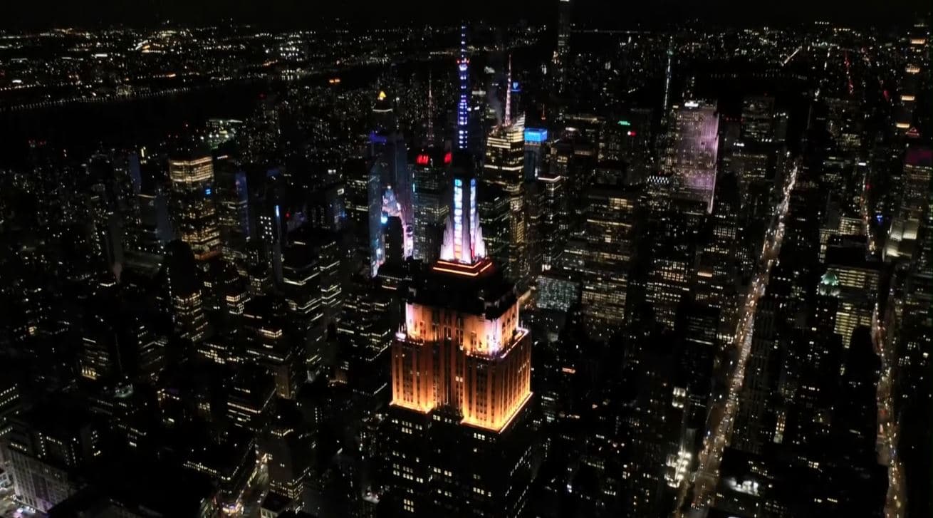 New York: Ndriçohet ndërtesa e Empire State për nder të turneut të Coldpaly
