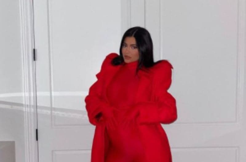 Kylie Jenner publikon fotografitë e reja të shtatzënisë, pozon e veshur në të kuqe