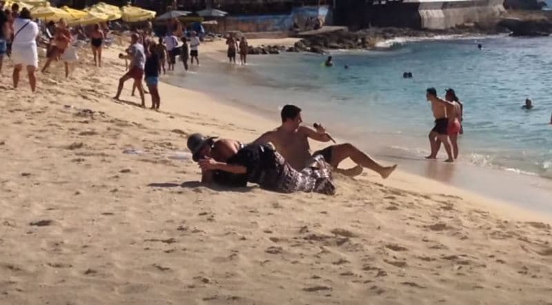 Momente të sikletshme të njerëzve nga pushimet që nuk u shkuan ashtu siç i kishin menduar (VIDEO)