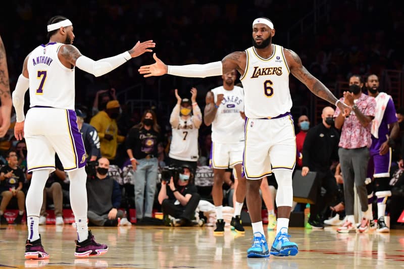 Lakers e arrijnë fitoren e parë në NBA, shkëlqen Anthony