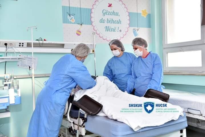 QKUK: Rast i rrallë, një nënë 51 vjeçare lindi foshnje