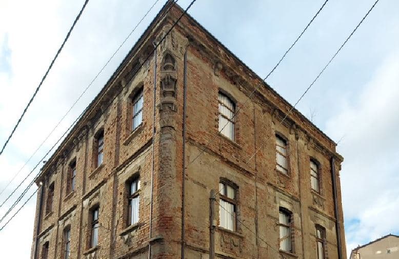 Pritet të fillojë renovimi i shtëpisë së Xhafer Devës në Mitrovicë dhe i xhamisë së Drenocit në Deçan