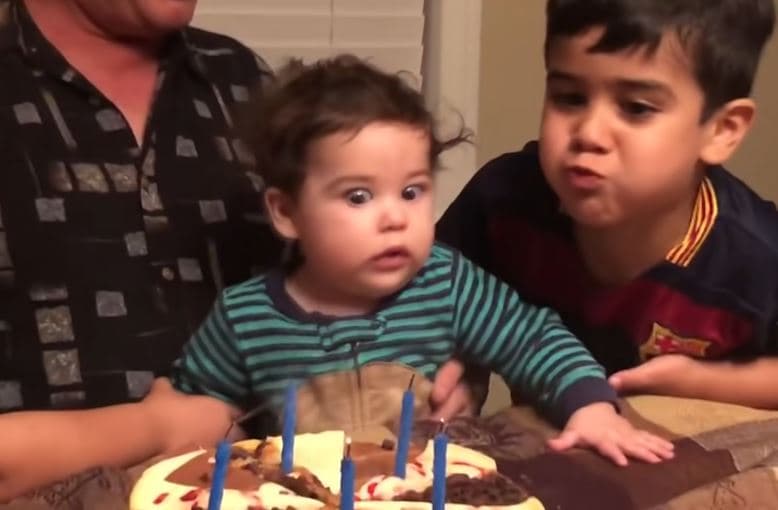 Huqjet më qesharake të fëmijëve teksa fryjnë qirinjtë e ditëlindjes (VIDEO)