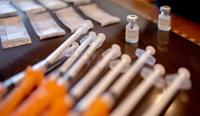 BioNTech po punon për një vaksinë për variantin Omicron të COVID-19