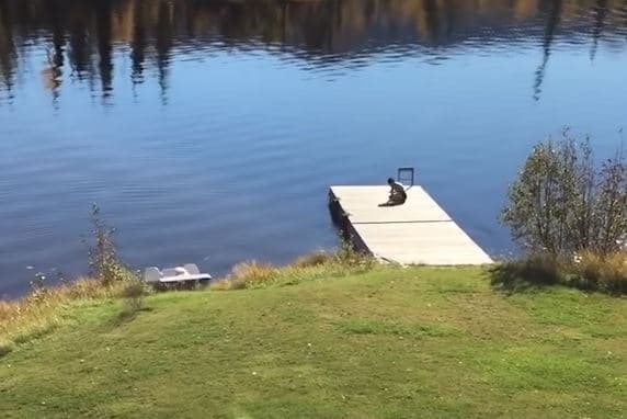 Huqjet më qesharake të njerëzve në pushime (VIDEO)