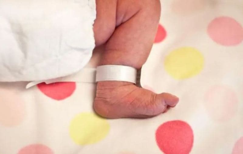 Çfarë i shkakton lindjet e parakohshme dhe sa javë më herët mund të lindë e të mbijetojë një foshnjë?
