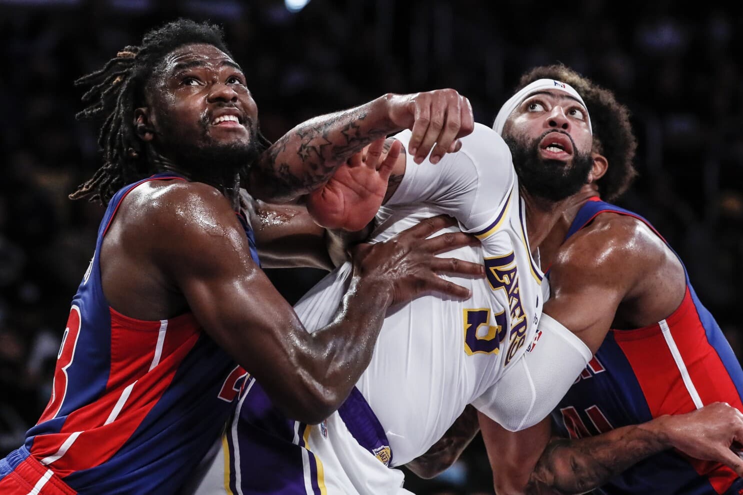 Lakers fiton ngushtë ndaj Pistons (VIDEO)