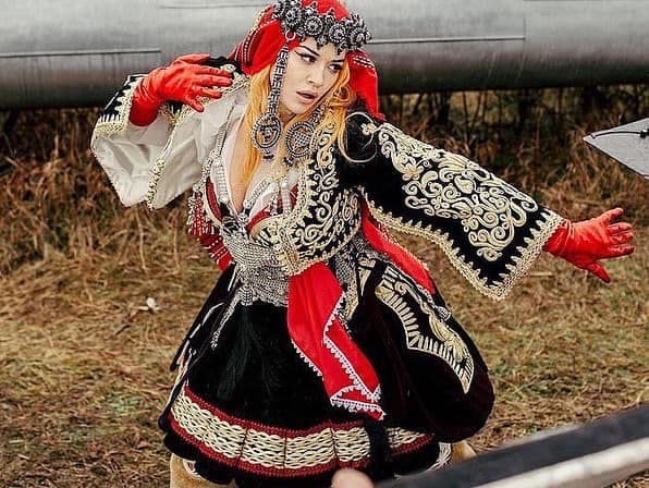 Rita Ora kostumin e saj shqiptar ia dhuron Muzeut Etnografik të Tiranës