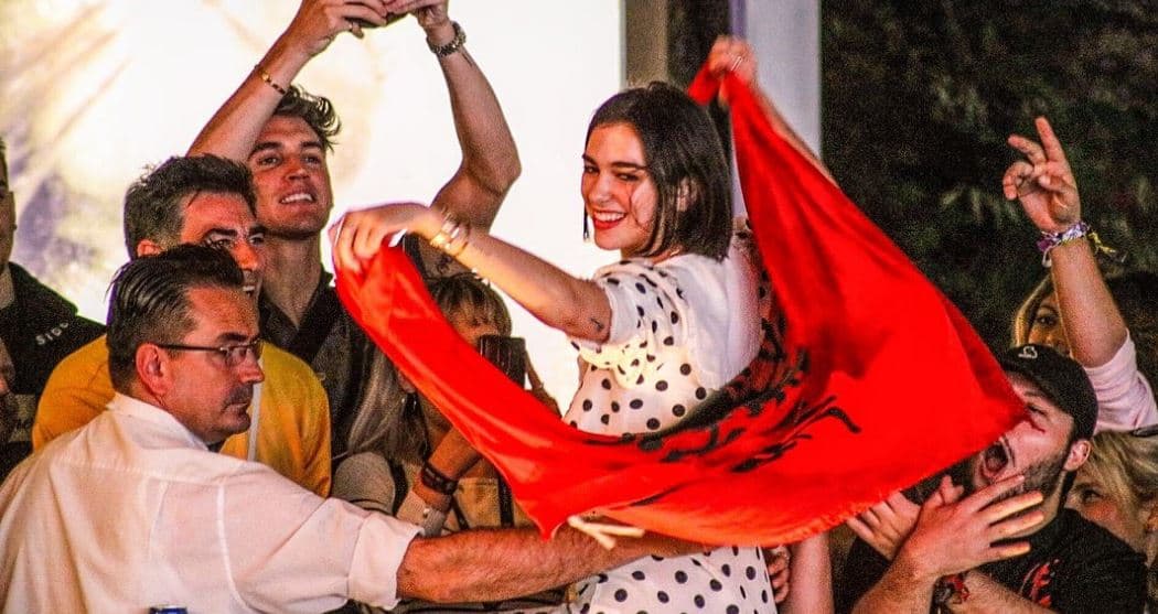 Dua Lipa uron Shqipërinë për Ditën e Pavarësisë (FOTO)