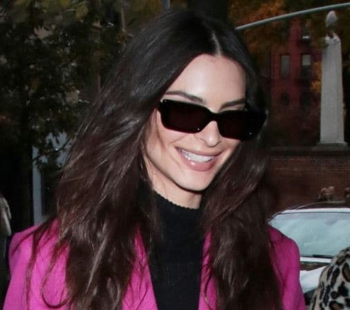 Emily Ratajkowski vishet rozë për takimin me fansat (FOTO)