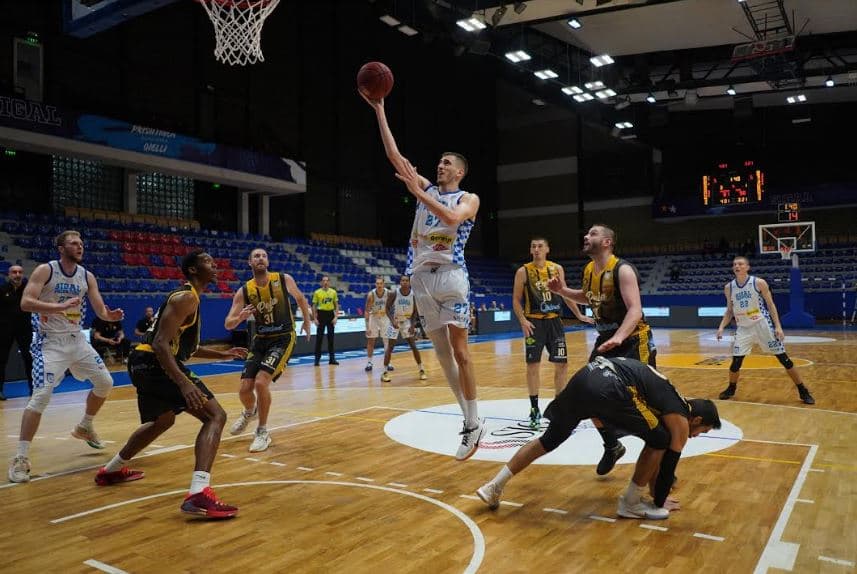 Peja dhe Sigal Prishtina ndeshen në klasikën e basketbollit kosovar, përballjen mund ta shikoni direkt në Artmotion