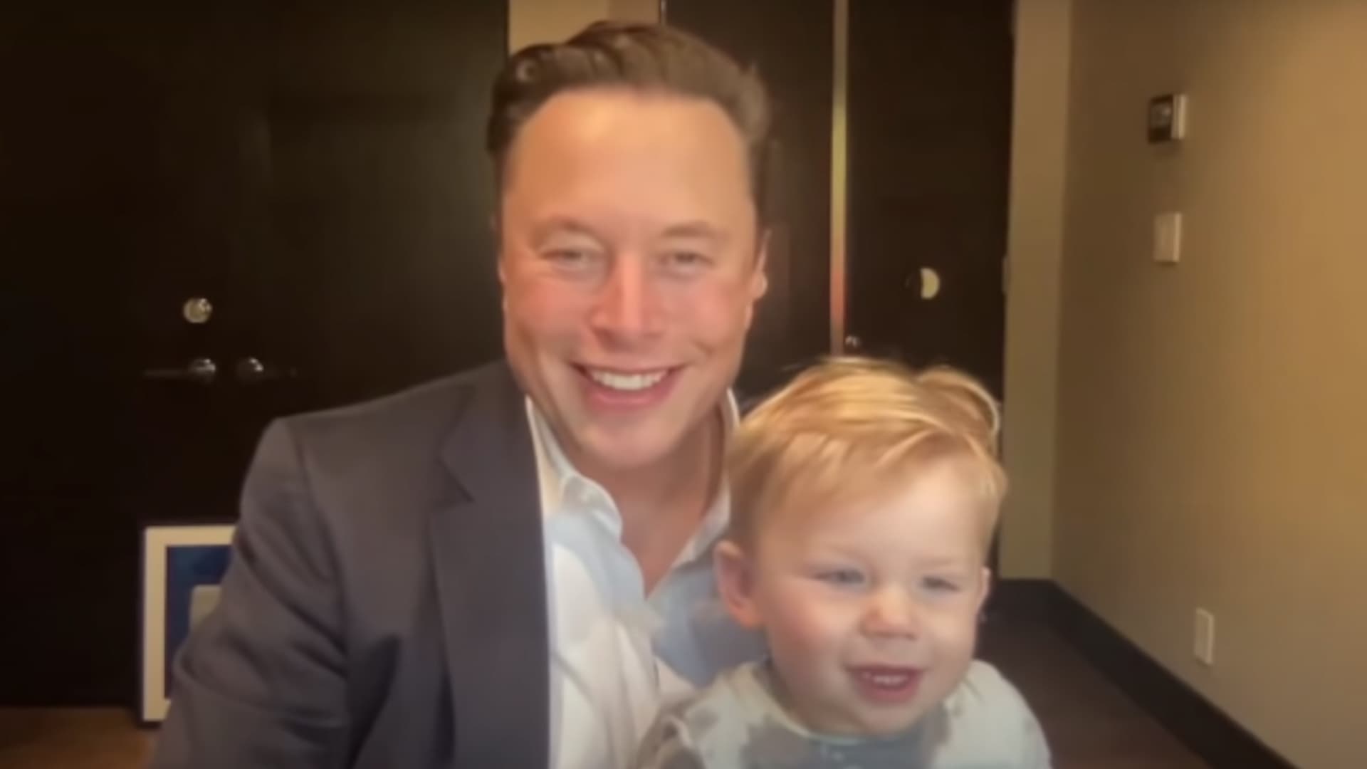 Djali i Elon Musk e vjedh vëmendjen e të gjithëve gjatë një prezentimi për Starship (VIDEO)