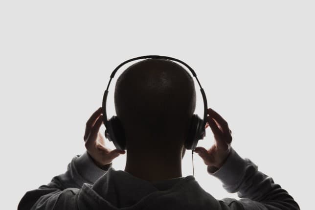 Studim: Muzika, ilaç kundër goditjes në tru dhe shumë sëmundjeve të tjera neurologjike