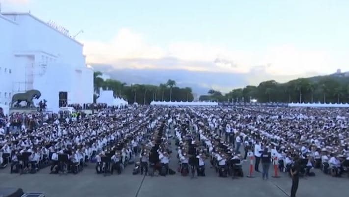 Qindra instrumente, kjo është orkestra më e madhe në botë (VIDEO)