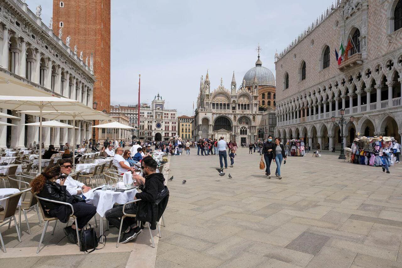 Heqja e kufizimeve ndaj COVID-19, Italia pret turistët