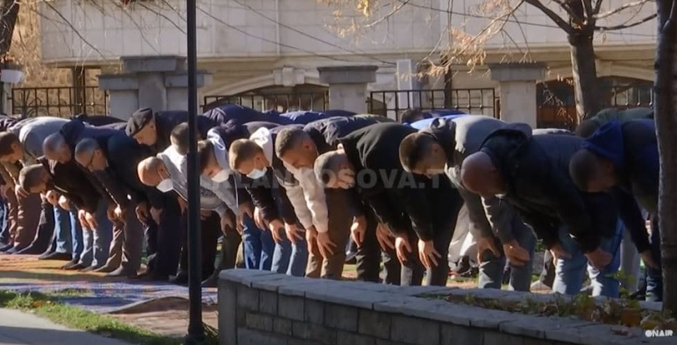 Nis vaksinimi edhe në xhami (VIDEO)