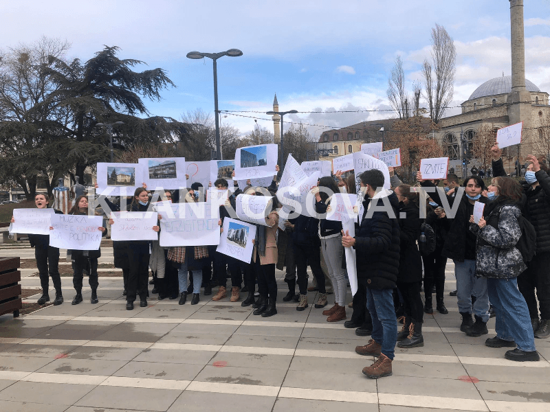 S’kanë objekt, nxënësit e shkollës “Prenk Jakova” protestojnë me këngë (VIDEO)