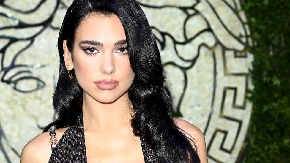 Mjekët kërkuan nga Dua Lipa ta anulojë koncertin e radhës, kjo është arsyeja
