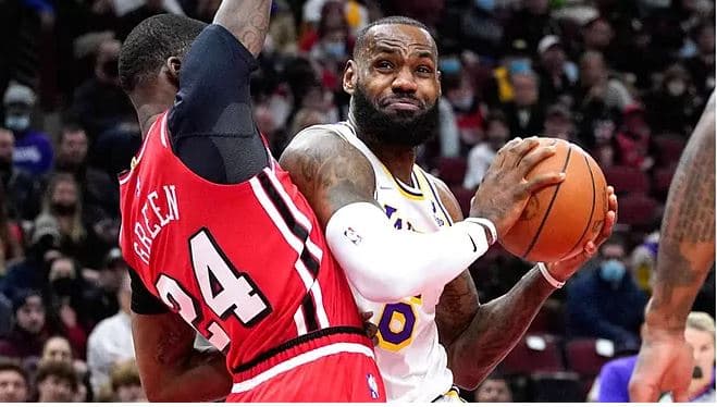 Chicago Bulls fitojnë me vështirësi ndaj Lakers (VIDEO)