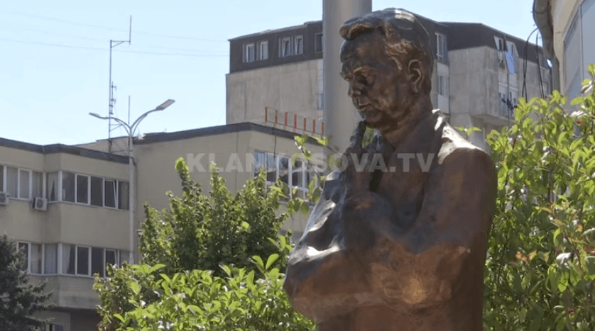 Kosova Bob Dolin e nderoi edhe me bust (VIDEO)
