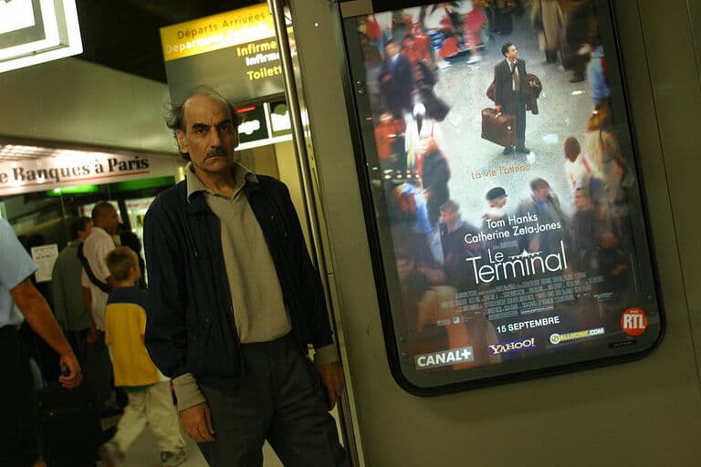 Njeriu që jetoi 18 vjet i ngujuar në aeroportin e Parisit