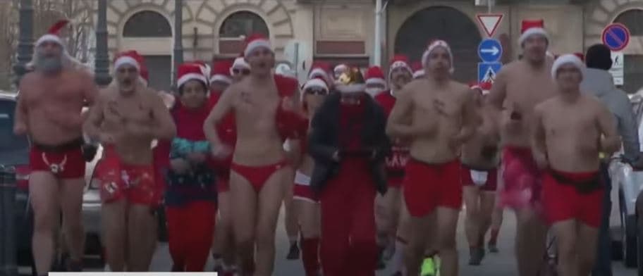Babadimrat me rroba banje vrapojnë për bamirësi (VIDEO)