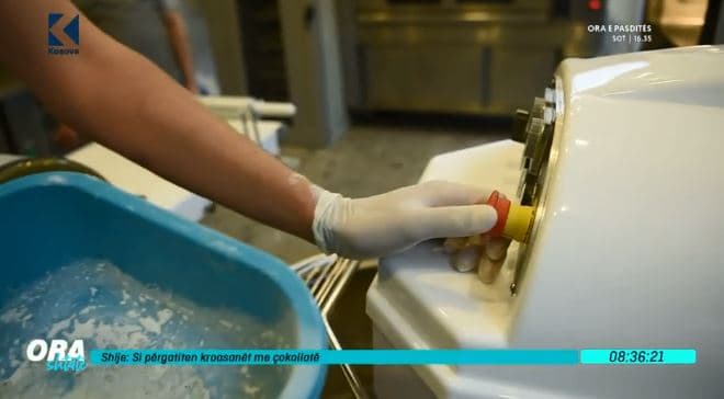Si përgatiten kroasantët me çokollatë? (VIDEO)