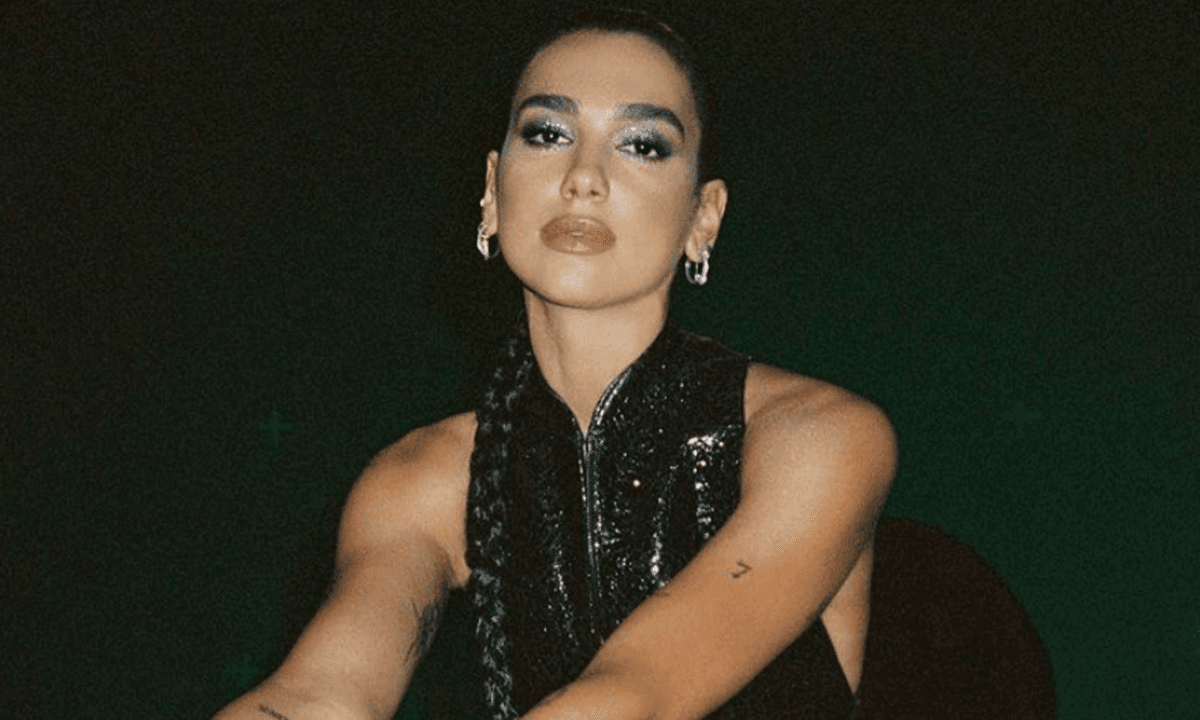Dua Lipa ngjitet në skenën e Sunny Hill