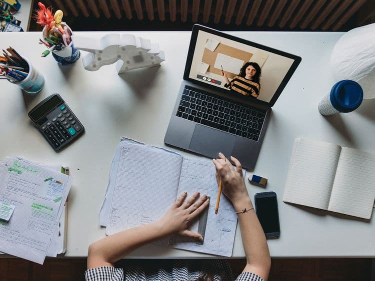 Rrengjet e studentëve që ua bënë profesorëve të tyre gjatë mësimit online (VIDEO)