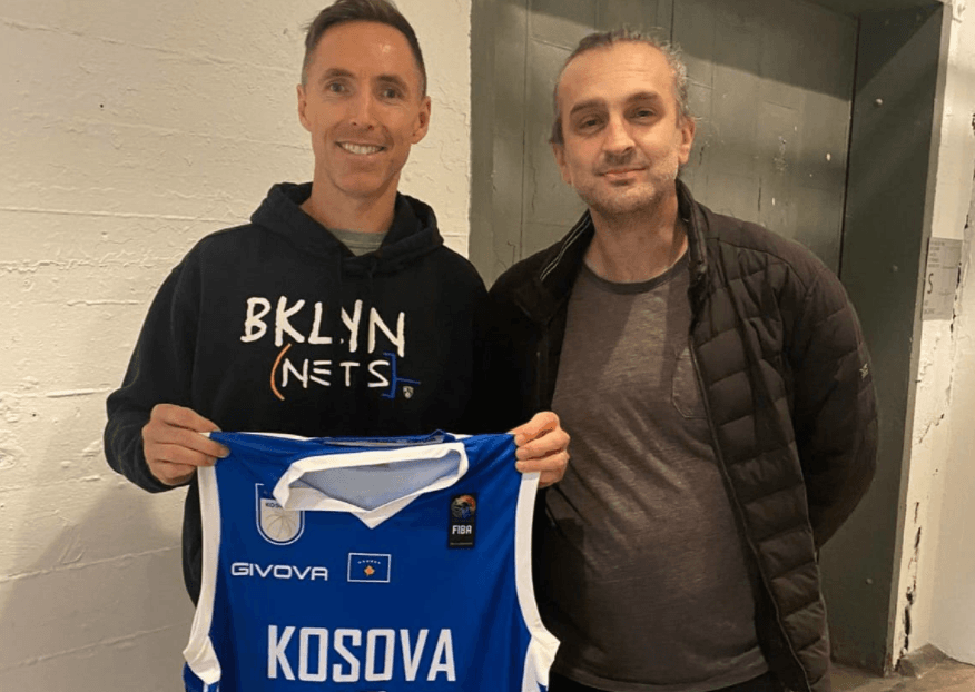 Dy herë lojtari më i mirë në NBA, Steve Nash, pranon fanellën e Kosovës