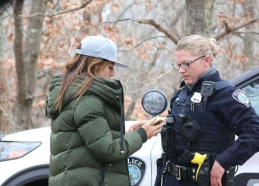 Alec dhe Hilaria Baldwin u ndaluan nga policia në Hamptons