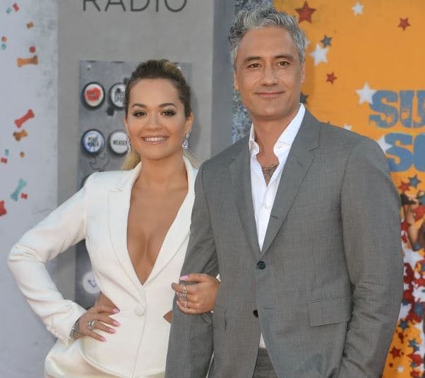 Rita Ora po fejohet, prindërit i japin miratimin të dashurit të saj 46 vjeçar