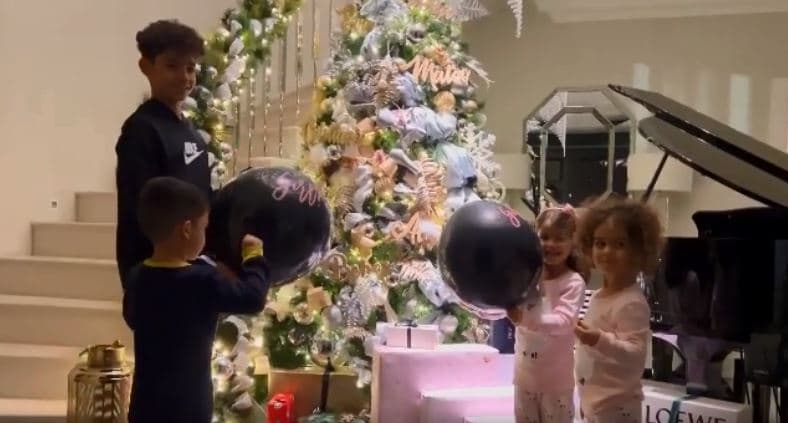 Ronaldo po bëhet baba i një djali dhe vajze (VIDEO)