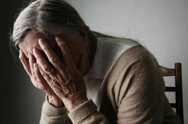Nga paranoja, tek marrja e vendimeve të këqija, këto janë shenjat pak të njohura të Alzheimerit