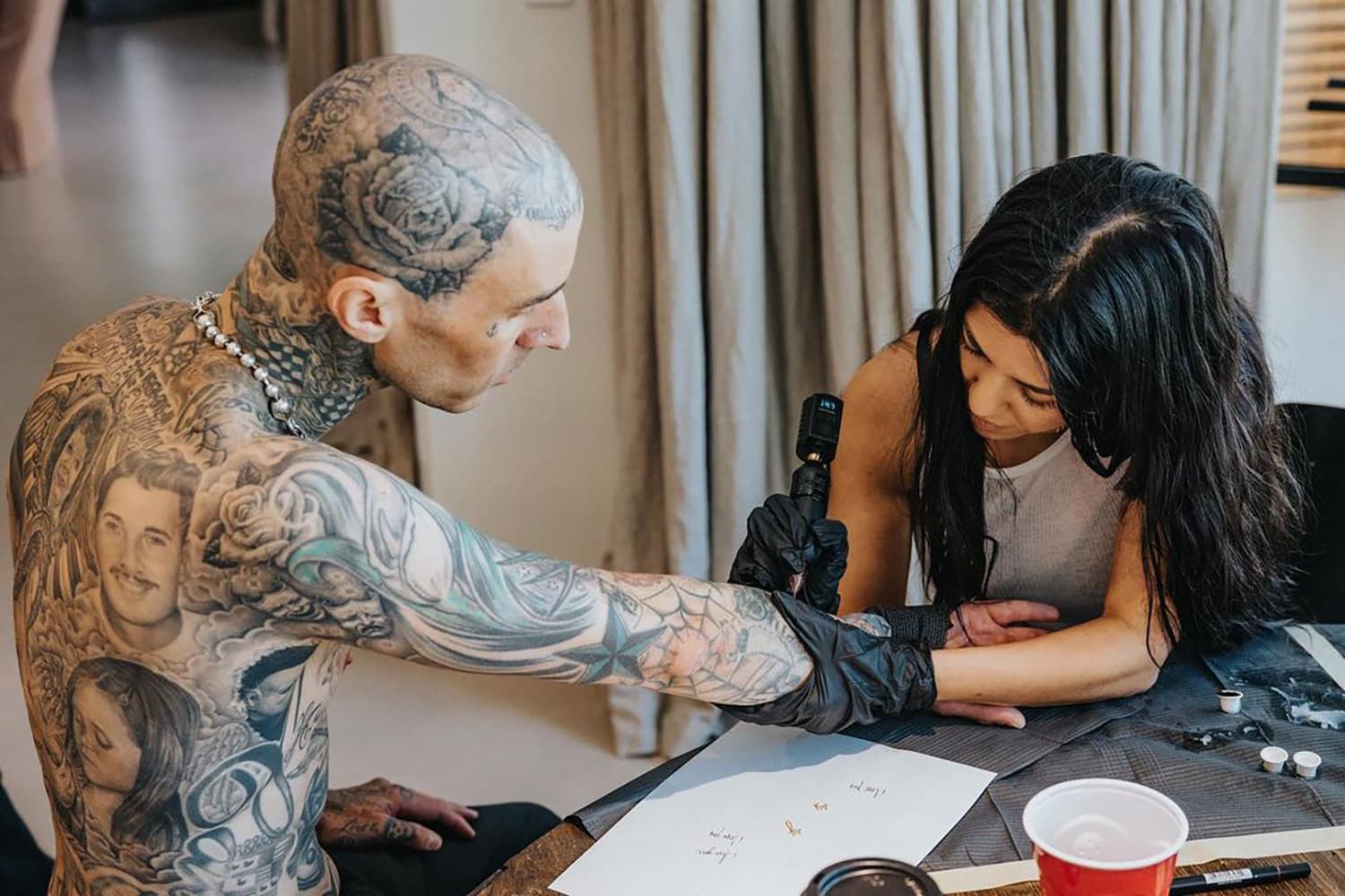 Travis Barker i kthehet keq komentuesit në Instagram (FOTO)
