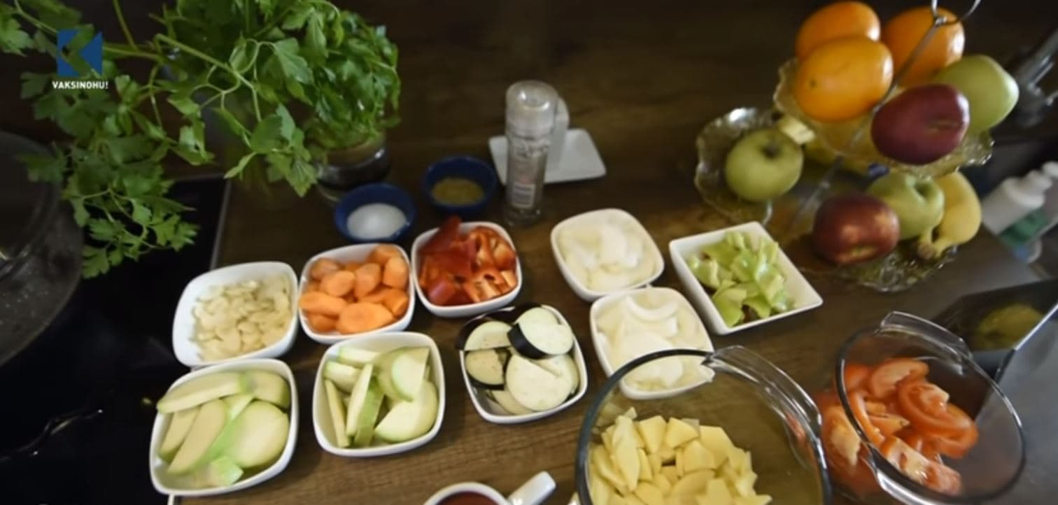 Si përgatitet turli tava me mish viçi? (VIDEO)